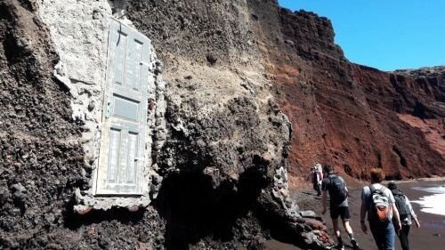 Türen in die Wechsellagerungen der Schlackekegelformation des roten Strandes eingearbeitet.